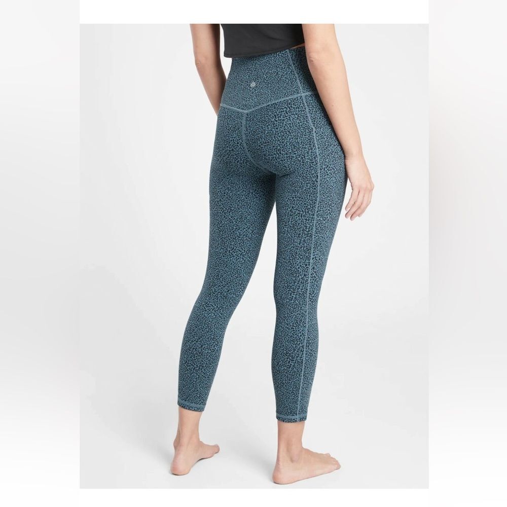 Athleta Women’s Leggings Salutation Stash II Textured Tight Cheetah Blue Small